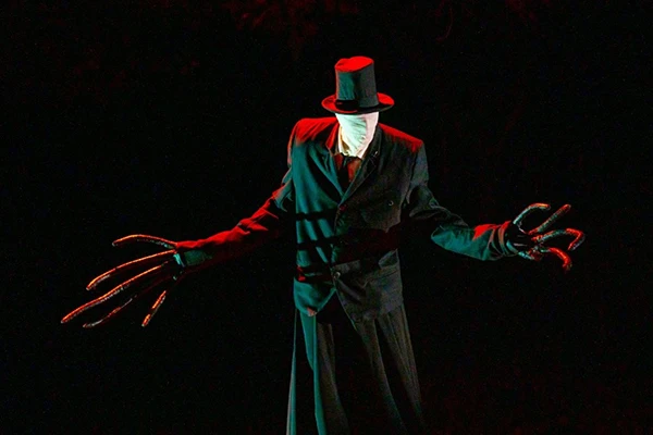 L’Uomo nero: dall’ombra della fiaba all’amministrazione della paura”. Foto dallo spettacolo “Gothica” Teatro della Tosse, Genova